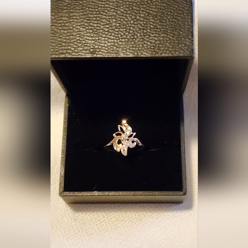 Elegant Gold Floral Ring